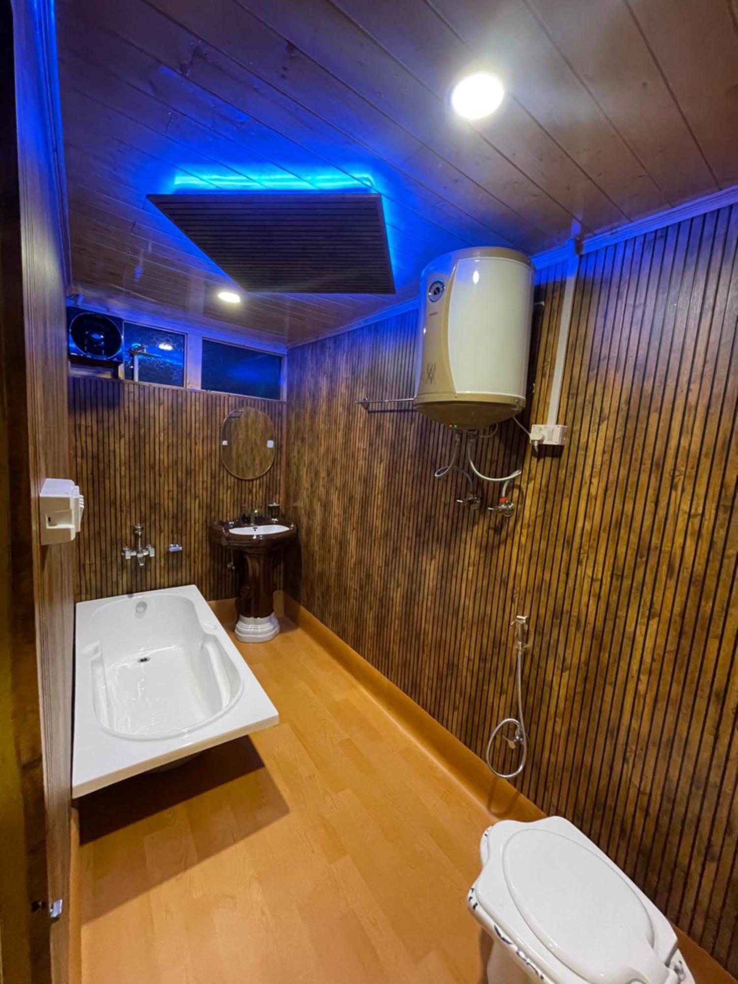 Hotel Hb Nancy Group Of Houseboats Srīnagar Exteriér fotografie